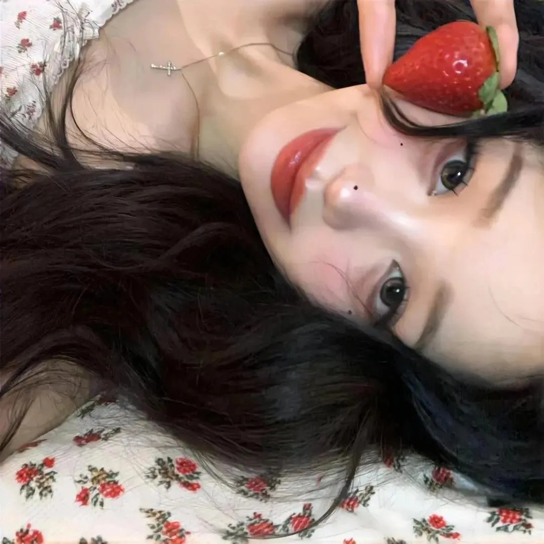 出墙红杏两家春
